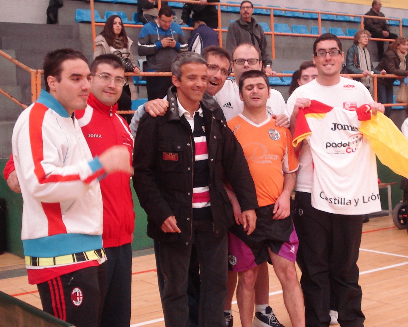 Rubén Monzón acompaña y hace entrega de un obsequio a los deportistas de la escuela de pádel